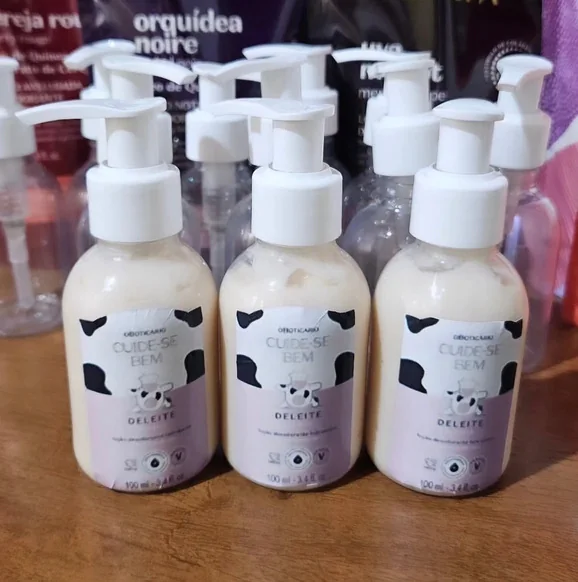 Três frascos de creme com rótulos